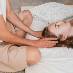 Mani che accarezzano la testa, rilassamento profondo. Sensazioni dopo massaggio shiatsu, pace interiore e benessere.