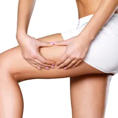 Mani che stringono la coscia, simulando un massaggio interno coscia per migliorare la circolazione e la tonicità.