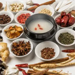 Ingredienti per brodo tonificante: bacche di goji, zenzero, funghi, spezie e altri cibi yin.