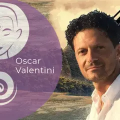 Oscar Valentini, con un volto sereno e un sorriso accennato, è circondato da simboli di saggezza orientale, come il **ming men**.