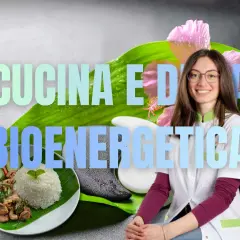 Donna sorridente con camice bianco, piatto di riso e carne, fiori e foglie. Il cibo è energia per la cucina bioenergetica.