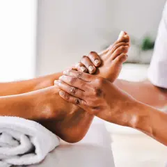 Mani esperte eseguono riflessologia plantare, un tocco di benessere per alleviare la depressione e ritrovare l'equilibrio.