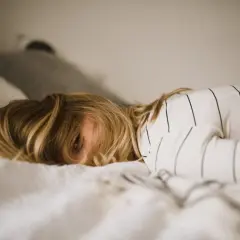 Bambina con capelli biondi, coperta da un lenzuolo bianco, sembra dormire profondamente, forse sognando il **shen men**.