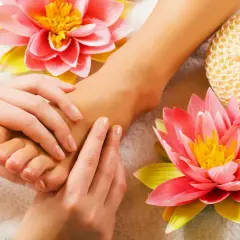 Massaggio rilassante ai piedi, con fiori di loto e spugne naturali. Si lavora sui meridiani dita piedi per un benessere totale.