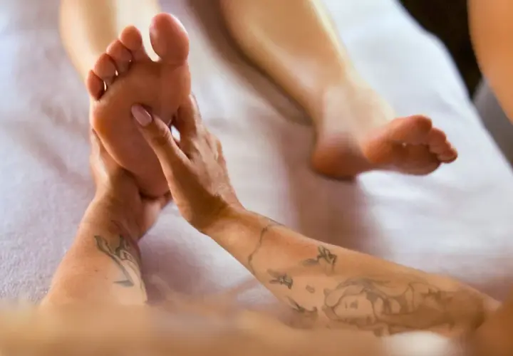Mani esperte eseguono riflessologia plantare. Scopri i riflessologia plantare costi per un benessere totale.