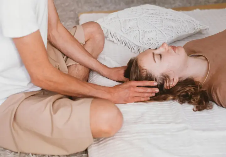 Mani che accarezzano la testa, rilassamento profondo. Sensazioni dopo massaggio shiatsu, pace interiore e benessere.