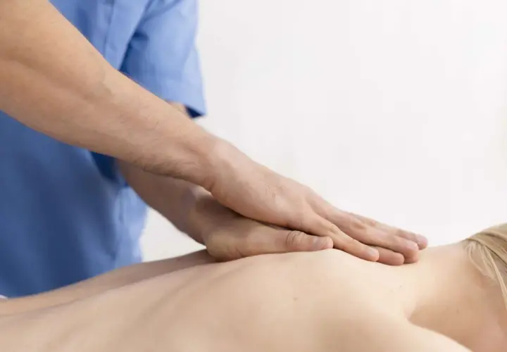 Mani esperte eseguono un massaggio Tuina, una tecnica terapeutica che mira a riequilibrare il corpo. Scopri cos'è il centro Tuina.