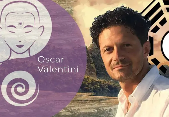 Oscar Valentini, con un volto sereno e un sorriso accennato, è circondato da simboli di saggezza orientale, come il **ming men**.
