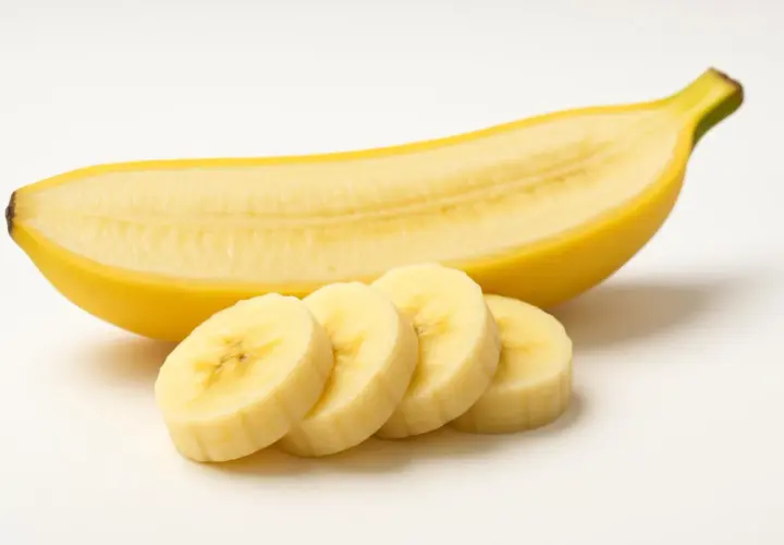 Una banana tagliata a fette, un cibo energetico perfetto per uno spuntino sano e gustoso.