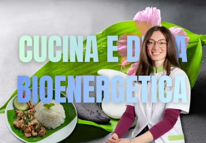 Donna sorridente con camice bianco, piatto di riso e carne, fiori e foglie. Il cibo è energia per la cucina bioenergetica.