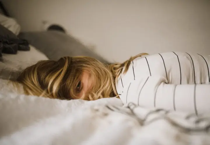 Bambina con capelli biondi, coperta da un lenzuolo bianco, sembra dormire profondamente, forse sognando il **shen men**.