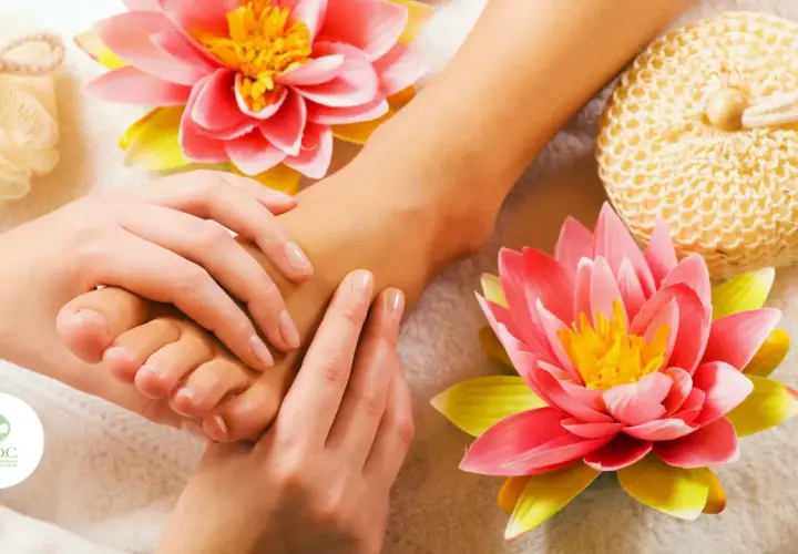 Massaggio rilassante ai piedi, con fiori di loto e spugne naturali. Si lavora sui meridiani dita piedi per un benessere totale.
