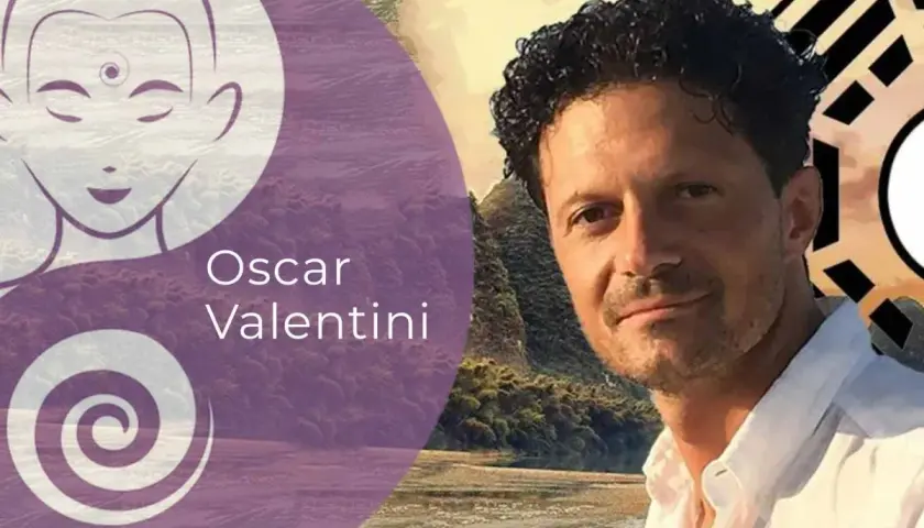 Oscar Valentini, con un volto sereno e un sorriso accennato, è circondato da simboli di saggezza orientale, come il **ming men**.