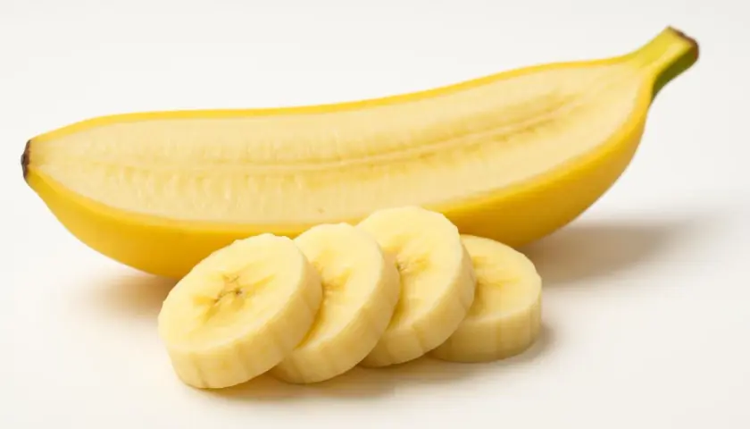Una banana tagliata a fette, un cibo energetico perfetto per uno spuntino sano e gustoso.