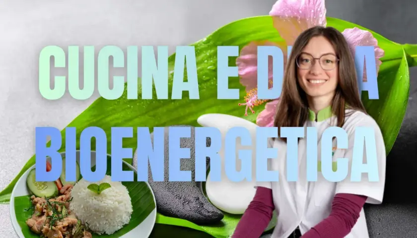 Donna sorridente con camice bianco, piatto di riso e carne, fiori e foglie. Il cibo è energia per la cucina bioenergetica.