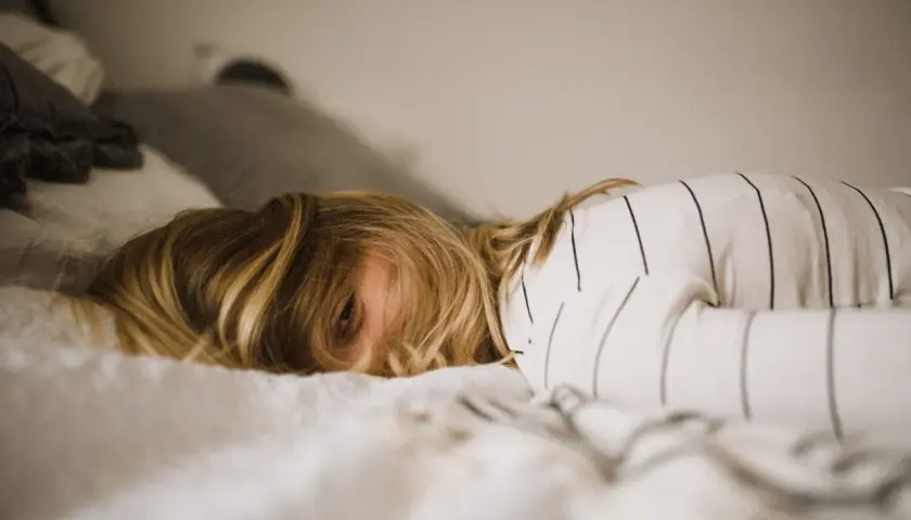 Bambina con capelli biondi, coperta da un lenzuolo bianco, sembra dormire profondamente, forse sognando il **shen men**.