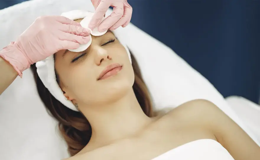 Massaggio Viso Estetista - Guida Completa a Benefici e Costi