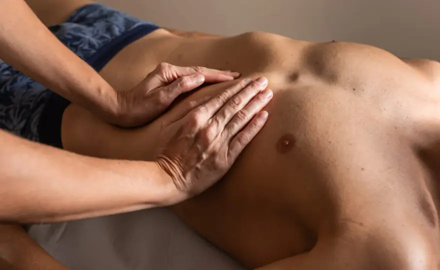 Massaggio Addome Uomo - Benefici, Tecnica e Limiti Reali