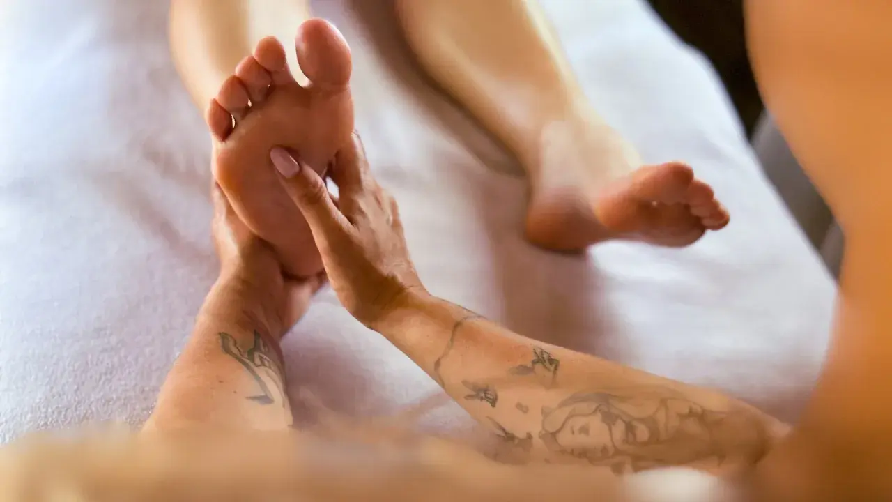 Mani esperte eseguono riflessologia plantare. Scopri i riflessologia plantare costi per un benessere totale.