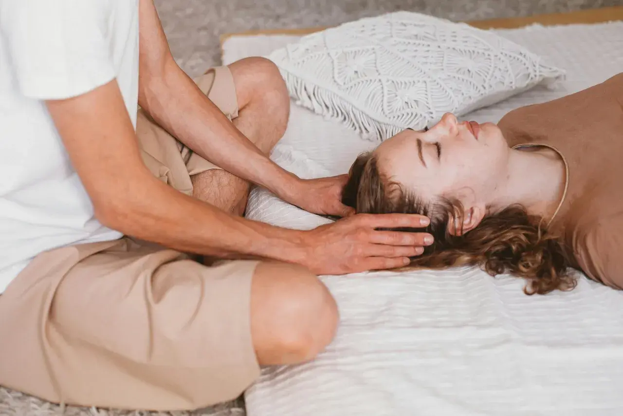 Mani che accarezzano la testa, rilassamento profondo. Sensazioni dopo massaggio shiatsu, pace interiore e benessere.