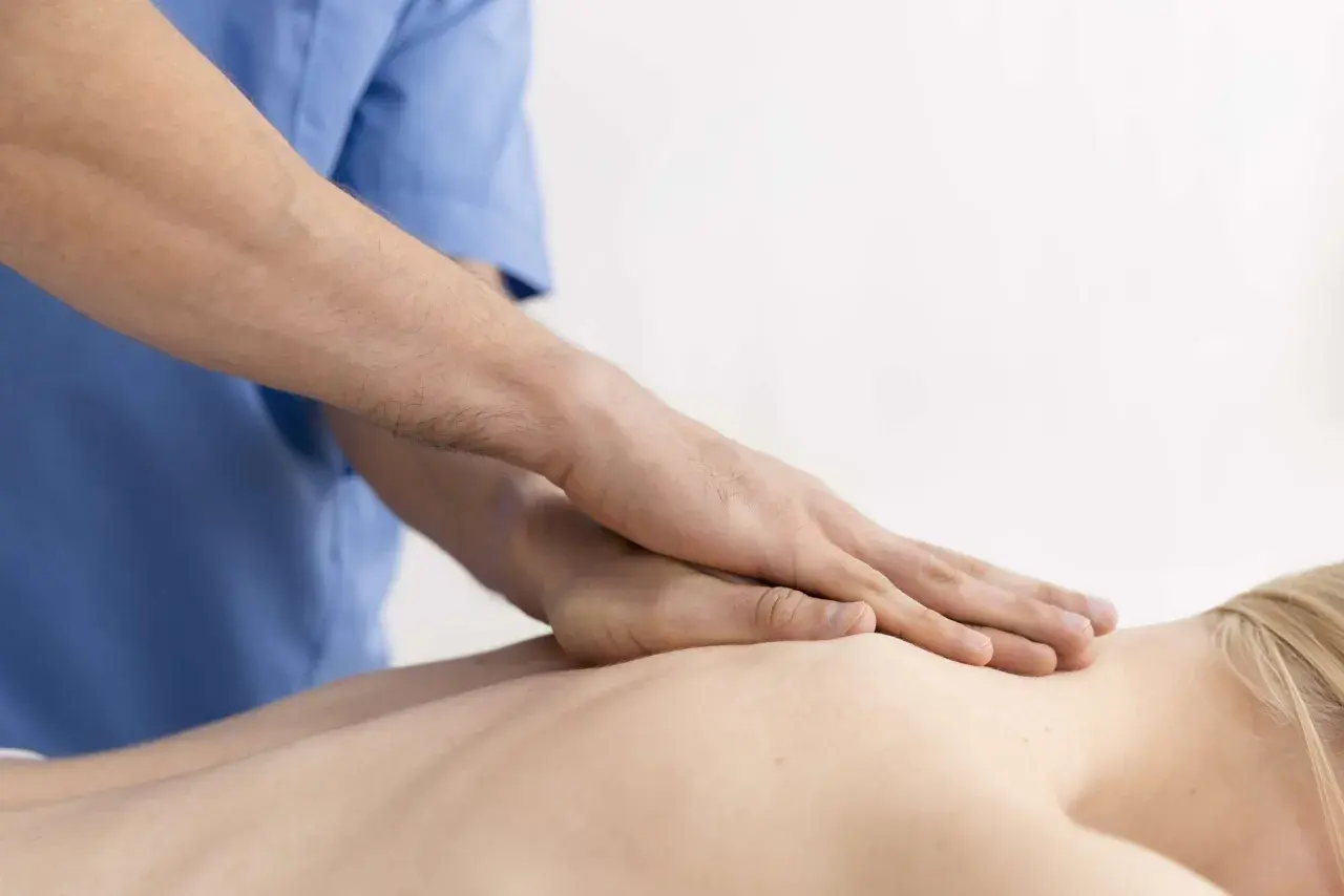 Mani esperte eseguono un massaggio Tuina, una tecnica terapeutica che mira a riequilibrare il corpo. Scopri cos'è il centro Tuina.