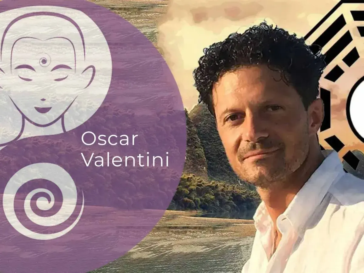 Oscar Valentini, con un volto sereno e un sorriso accennato, è circondato da simboli di saggezza orientale, come il **ming men**.