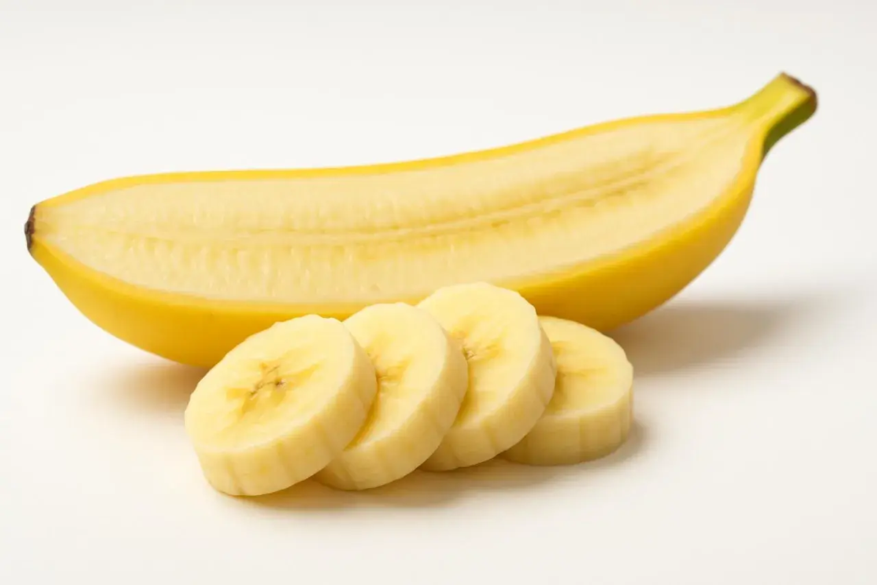 Una banana tagliata a fette, un cibo energetico perfetto per uno spuntino sano e gustoso.