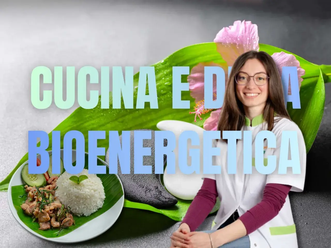 Donna sorridente con camice bianco, piatto di riso e carne, fiori e foglie. Il cibo è energia per la cucina bioenergetica.