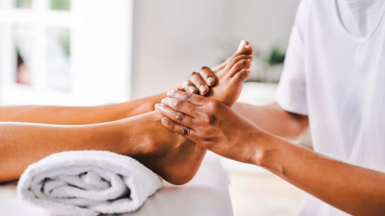 Mani esperte eseguono riflessologia plantare, un tocco di benessere per alleviare la depressione e ritrovare l'equilibrio.