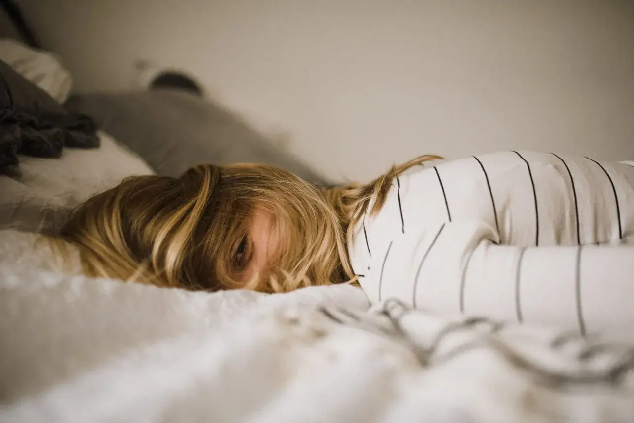 Bambina con capelli biondi, coperta da un lenzuolo bianco, sembra dormire profondamente, forse sognando il **shen men**.