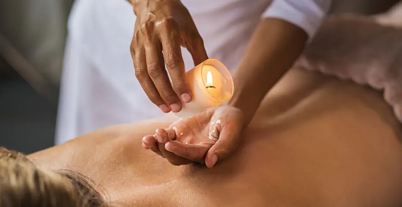 Un massaggio con candele calde per un relax profondo. L'olio fuso dalla candela scivola sulla pelle, sciogliendo ogni tensione.
