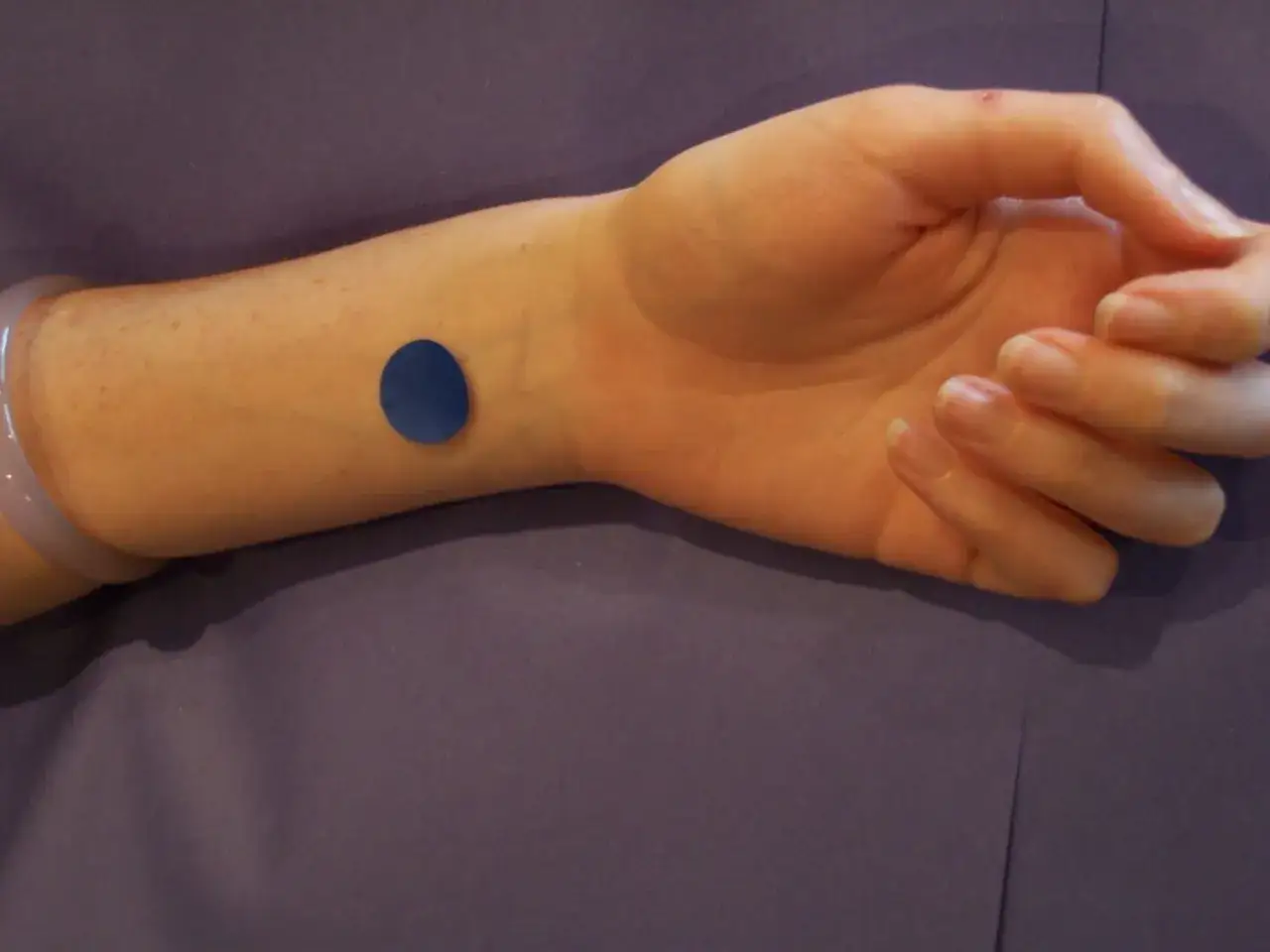 Punto blu sul polso, uno dei punti agopuntura per reflusso gastrico, per alleviare il bruciore.